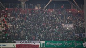 Kibice Olimpii na stadionie Legii Warszawa